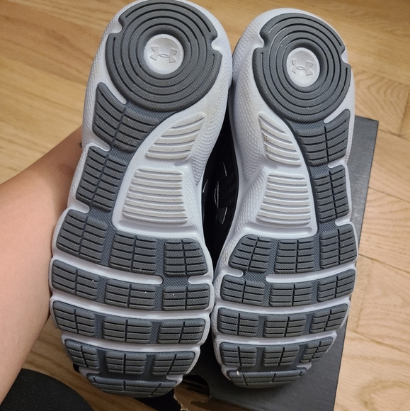 UA Under Armour GS Assert 8 Sneakers - Picture 3 of 5